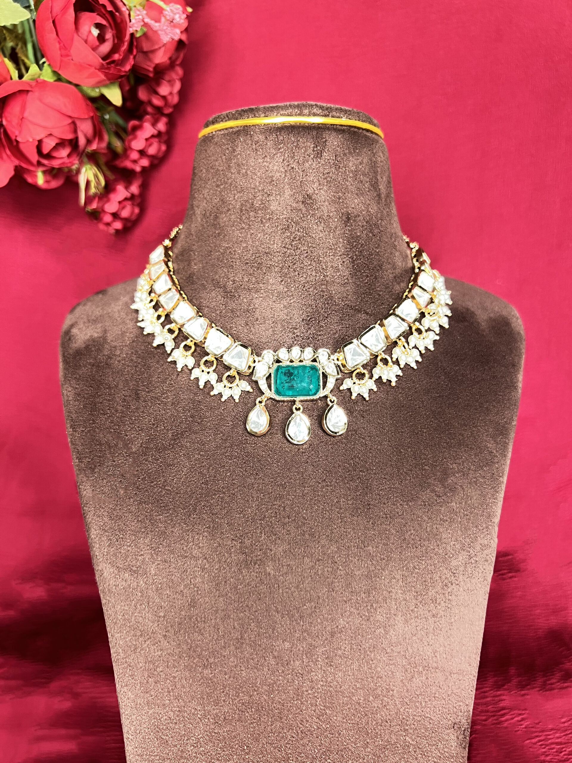 Elegant necklace with gemstone and pearls
