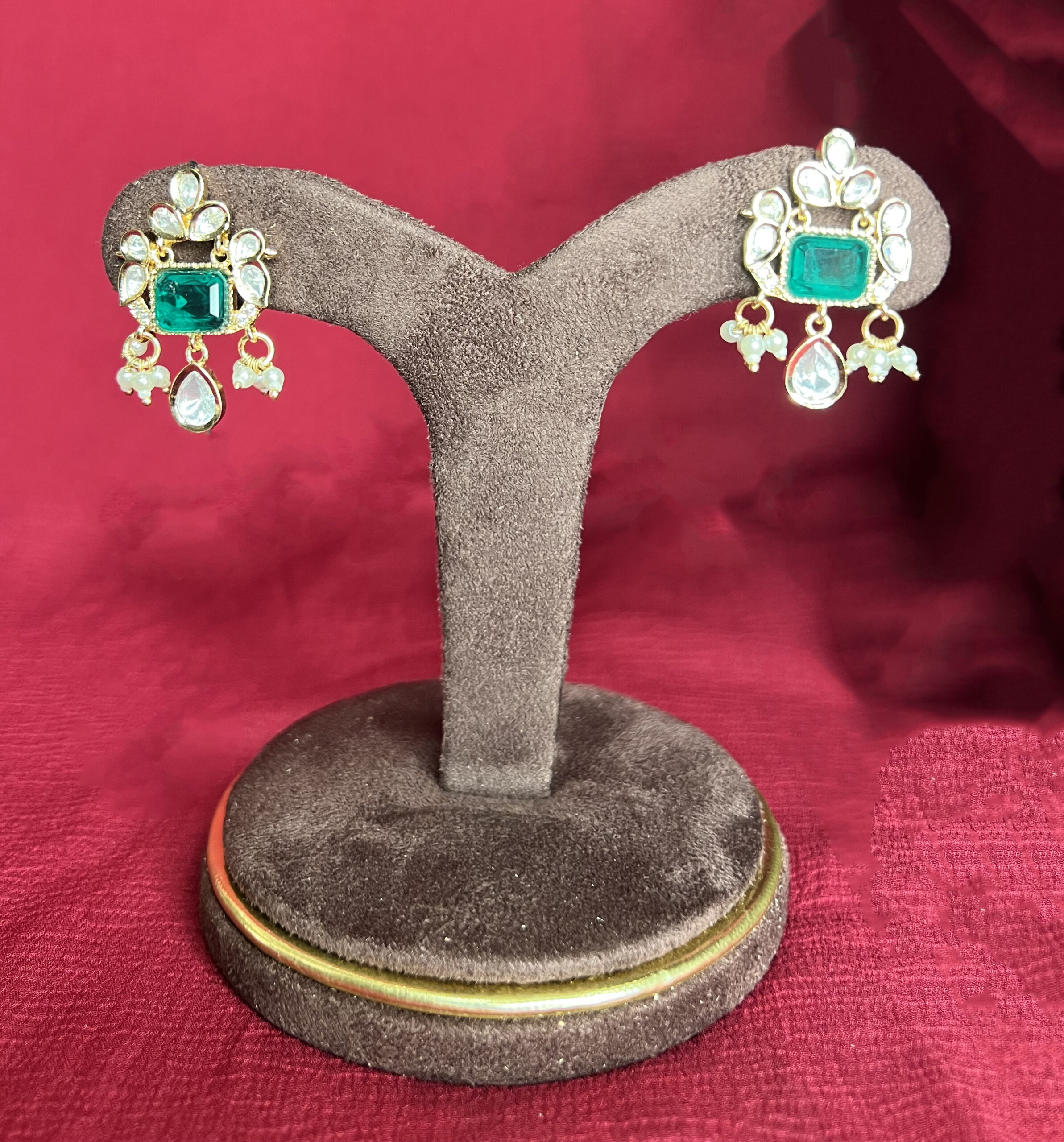 Elegant earrings with emerald and diamonds